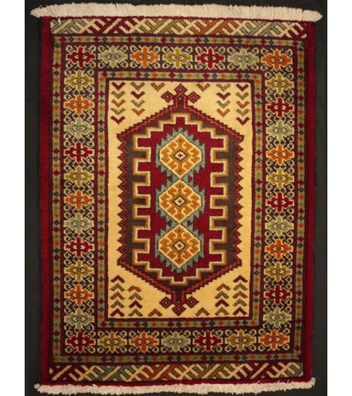 Origine: Turkman, Iran
Dessin: Boukhara, Losange
Couleurs : Beige, Vert, Rouge Dimension: 86 cm x 67 cm