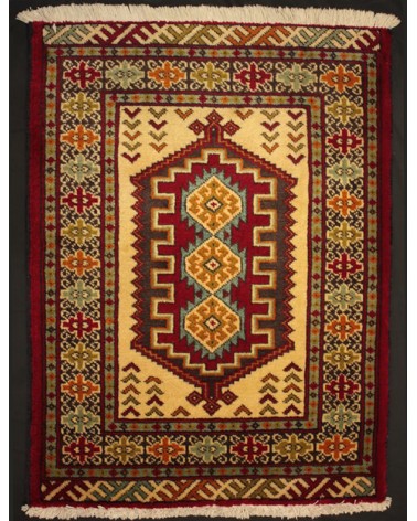 Origine: Turkman, Iran
Dessin: Boukhara, Losange
Couleurs : Beige, Vert, Rouge Dimension: 86 cm x 67 cm