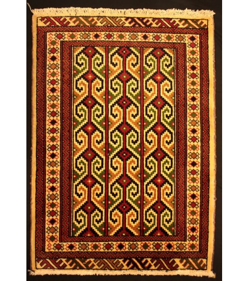 Origine: Turkman, Iran
Dessin: Boukhara, Losange
Couleurs: Beige, Vert, Rouge Dimension: 85 cm x 65 cm