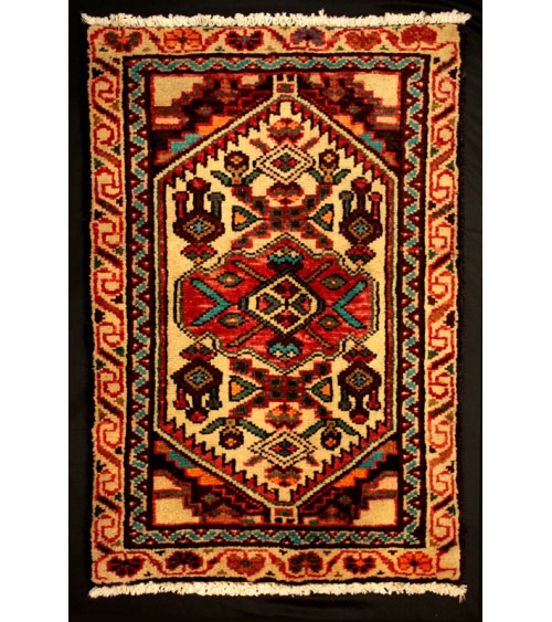 Origine: Hamedan, Iran
Dessin: Médaillons, Géométrique
Couleurs : Rouge, Beige     Dimension: 81 cm x 51 cm