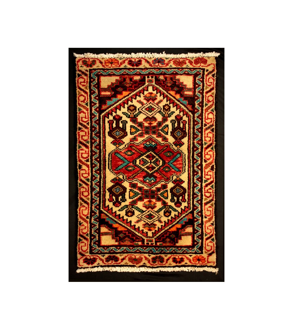 Origine: Hamedan, Iran
Dessin: Médaillons, Géométrique
Couleurs : Rouge, Beige     Dimension: 81 cm x 51 cm