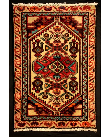 Origine: Hamedan, Iran
Dessin: Médaillons, Géométrique
Couleurs : Rouge, Beige     Dimension: 81 cm x 51 cm