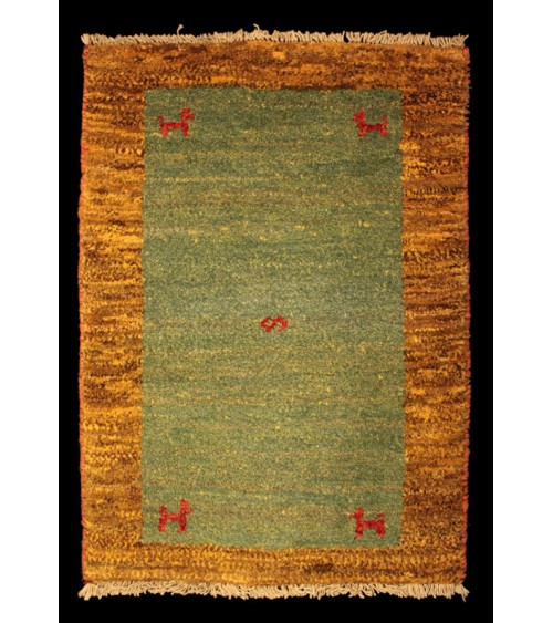 Origine: Gabbeh, Iran
Dessin: solide
Couleurs : Vert, Or             Dimension: 93 cm x 65 cm